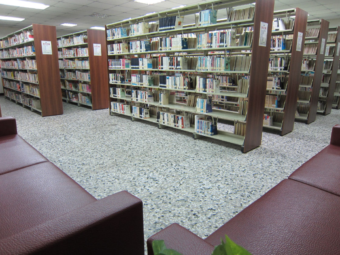 線西鄉鄉立圖書館2F 開架閱覽區-豐富的典藏圖書